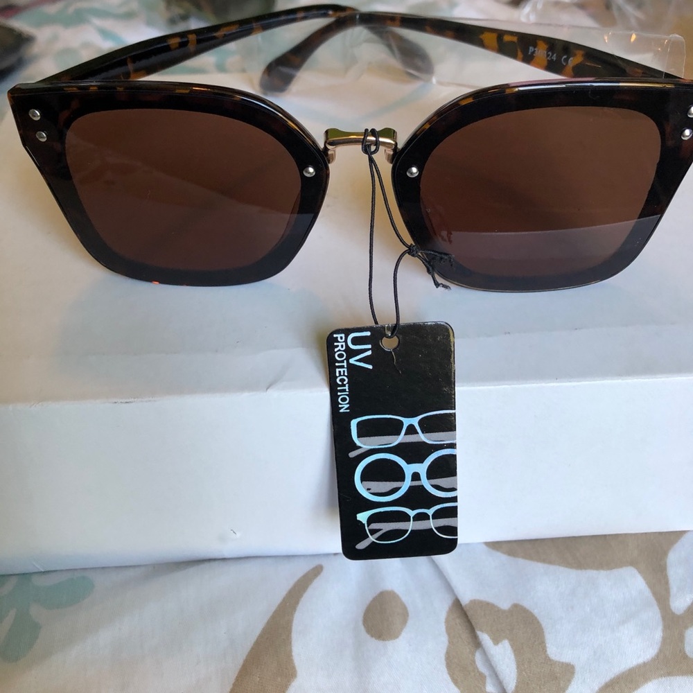 Sunglasses - Picture 7 of 8